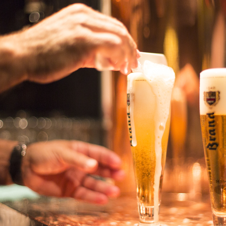 Schuimkraag verwijderen van biertje bij de  Brand Bierbrouwerij in Wijlre