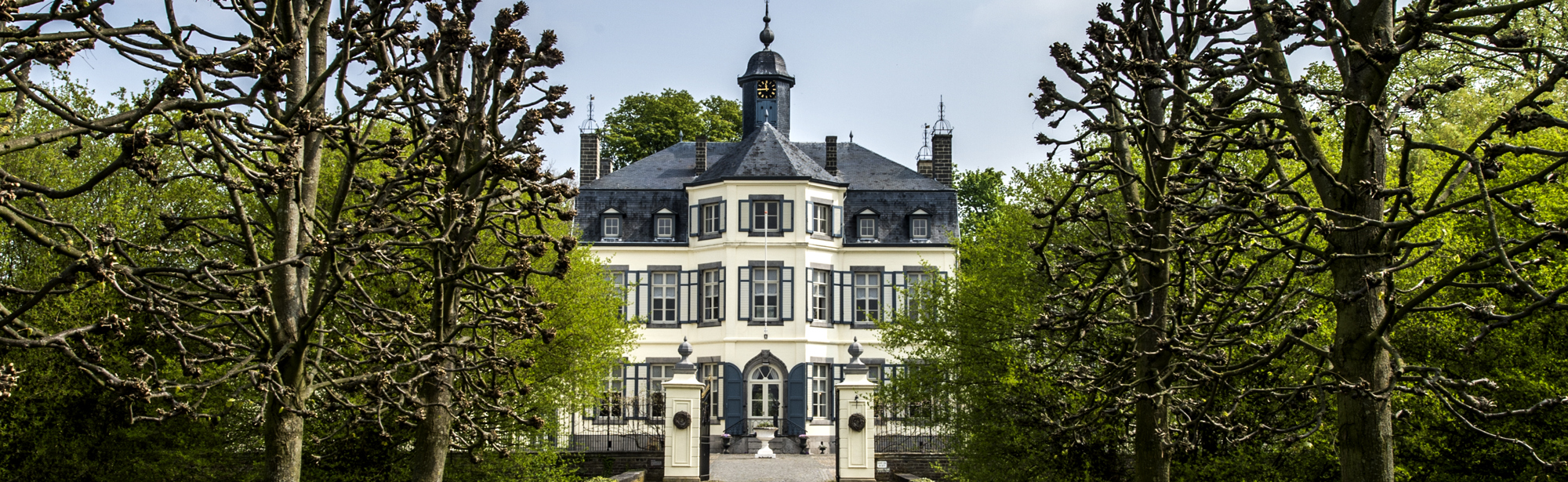 Het vooraanzicht van Kasteel Obbicht met oprijlaan