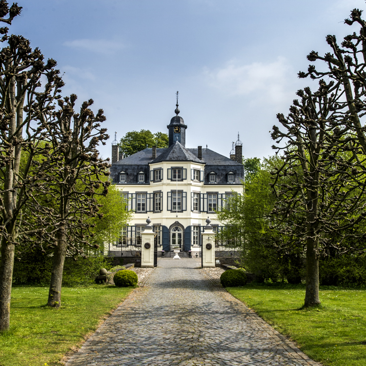 Het vooraanzicht van Kasteel Obbicht met oprijlaan
