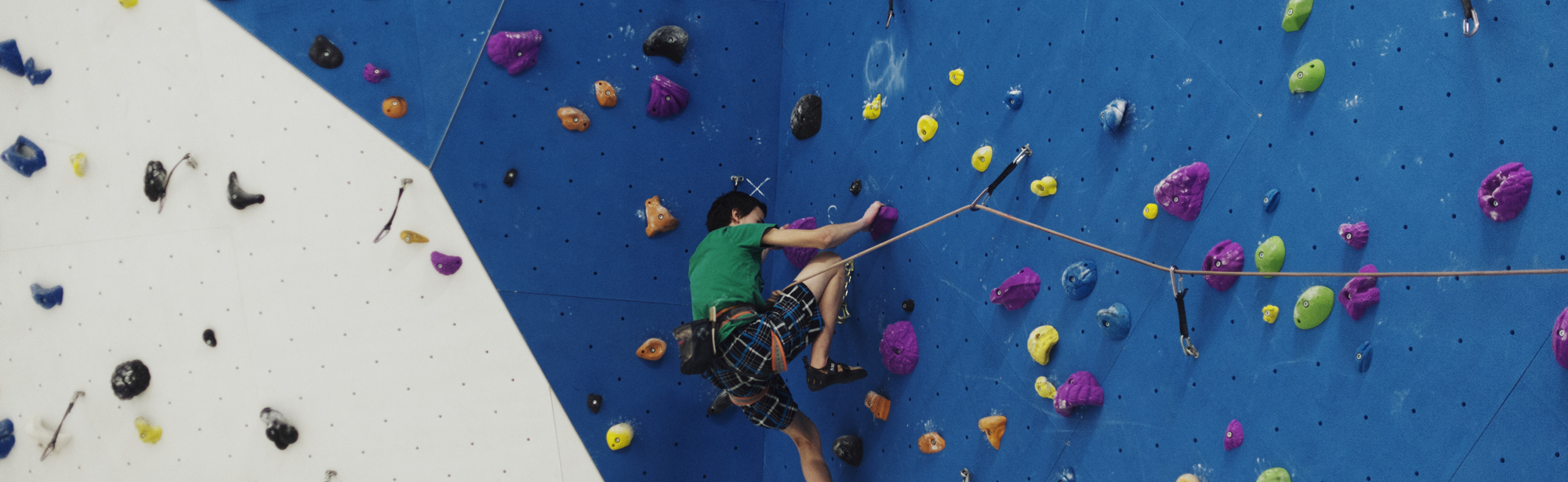 Persoon die klimt op een van de klimwanden bij I-vy CLimbing Sittard