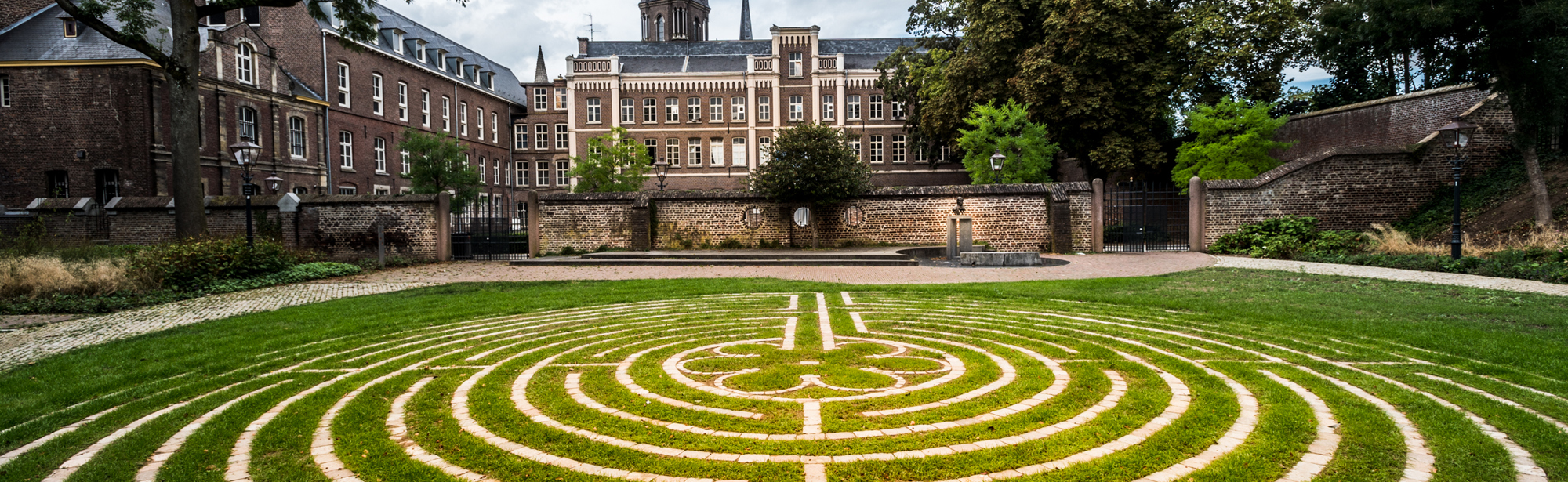Jardin d'Isabelle Sittard, Geheime Tuin met zicht op Basiliek en klooster