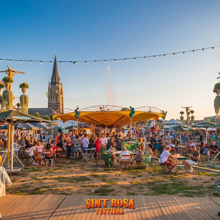 Overzichtsfoto van festiviteiten en hun bezoekers op Sint Rosa Festival Sittard
