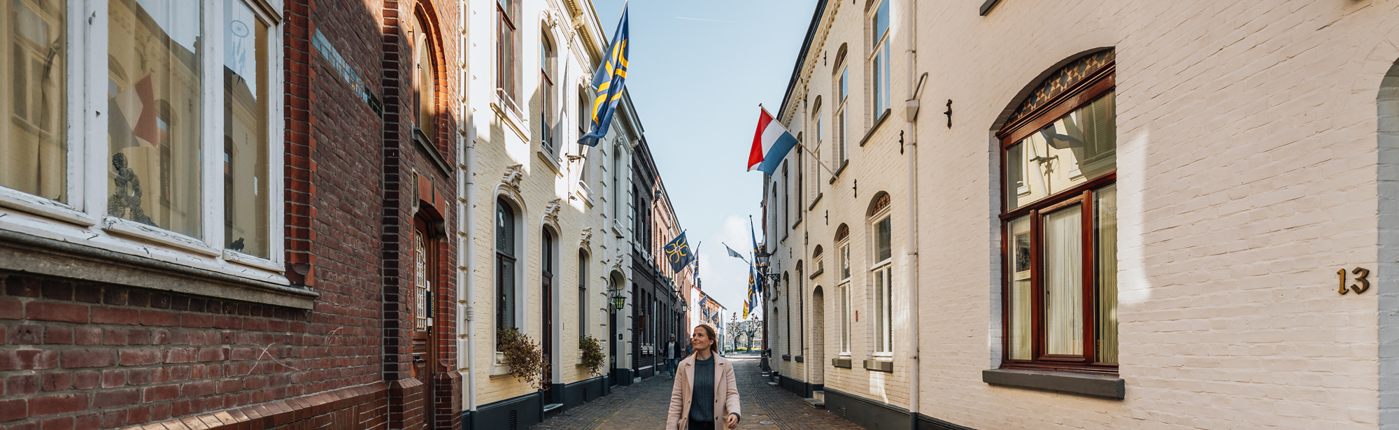Wandelaar door de Begijnenhofstraat in Sittard